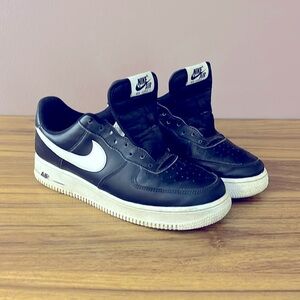 Well worn men’s size US 8.5 missing laces could easily be cleaned up